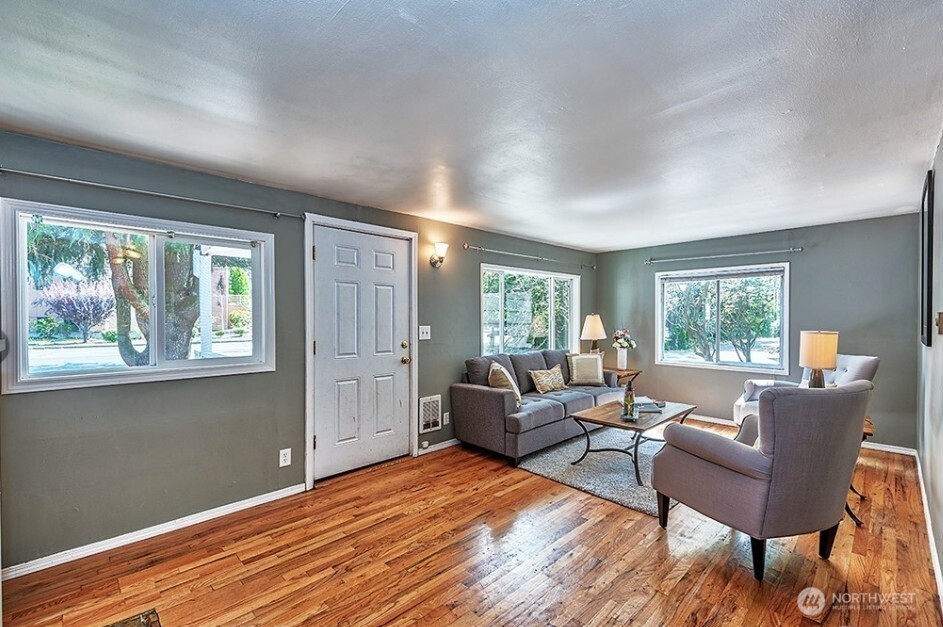 22910 Edmonds Way Property Photo 4