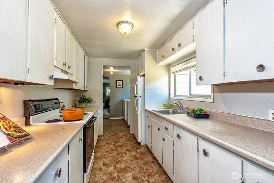 22910 Edmonds Way Property Photo 7