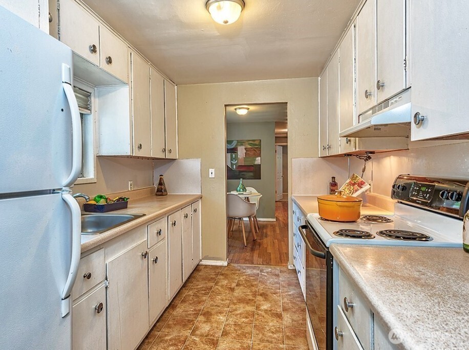 22910 Edmonds Way Property Photo 8