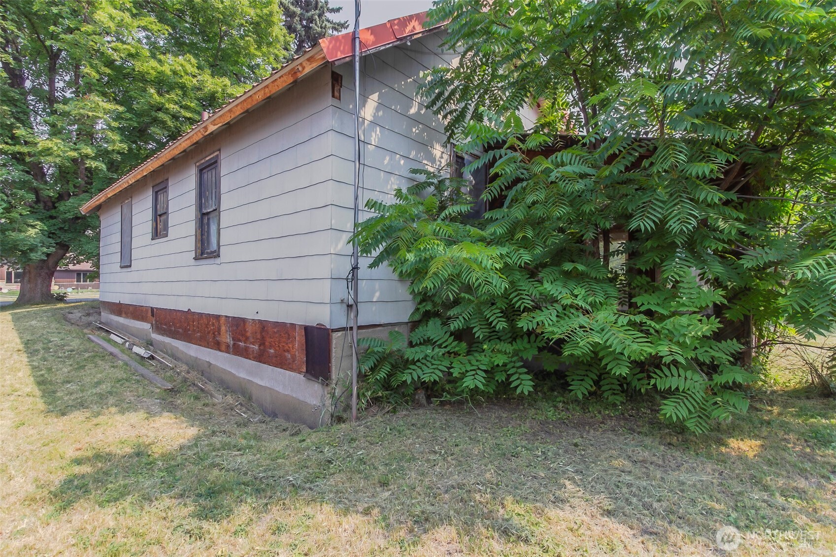 558 E 1st Avenue Property Photo 3