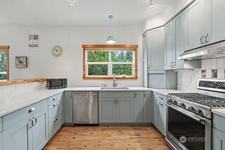 225 Bowery Loop Property Photo 13
