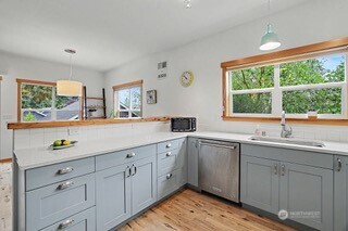 225 Bowery Loop Property Photo 15