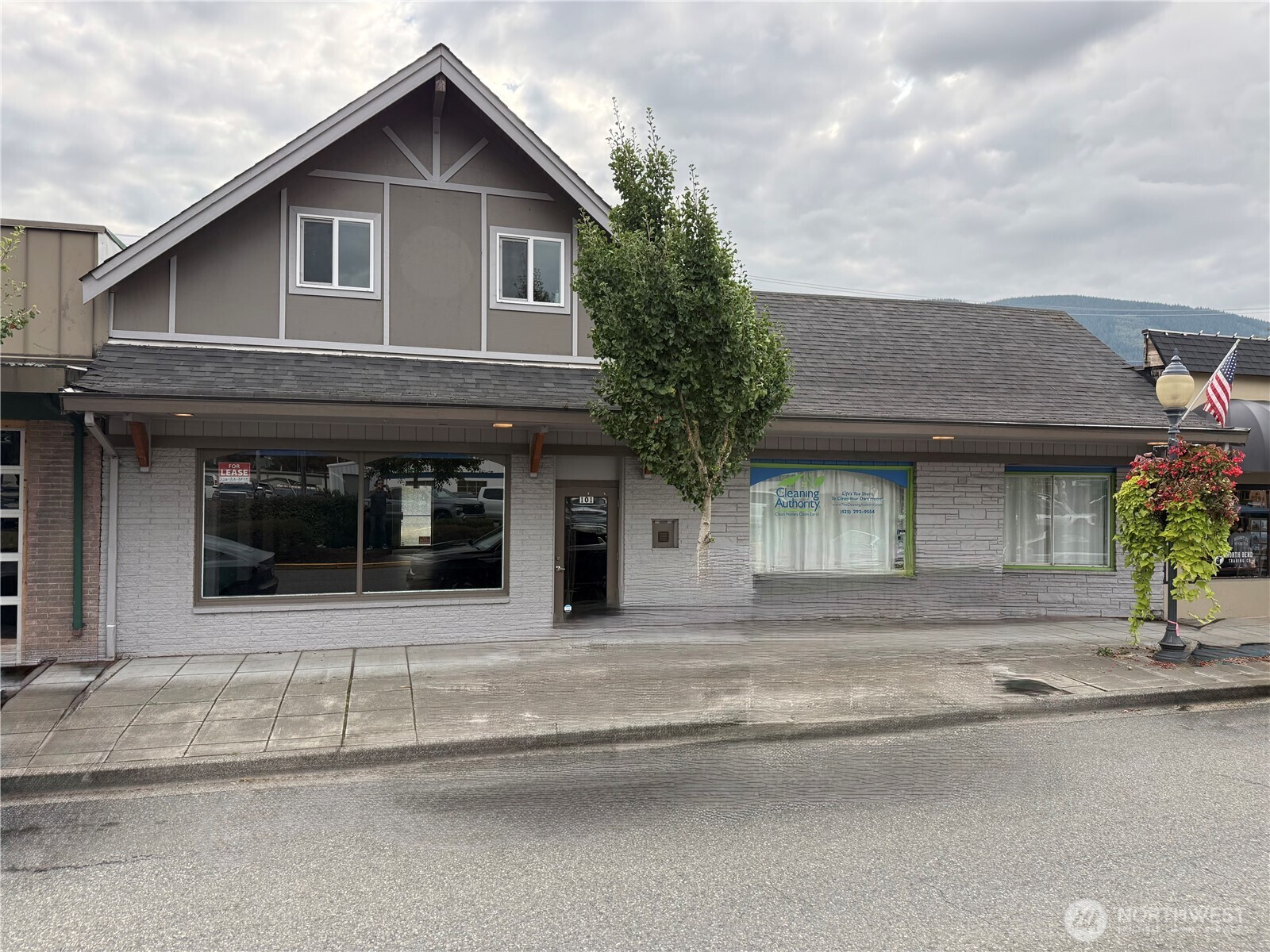 125 E North Bend Way Property Photo 1