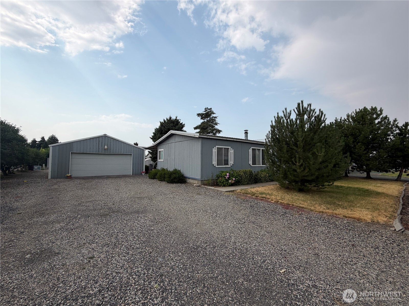 415 E Lewis Property Photo 2