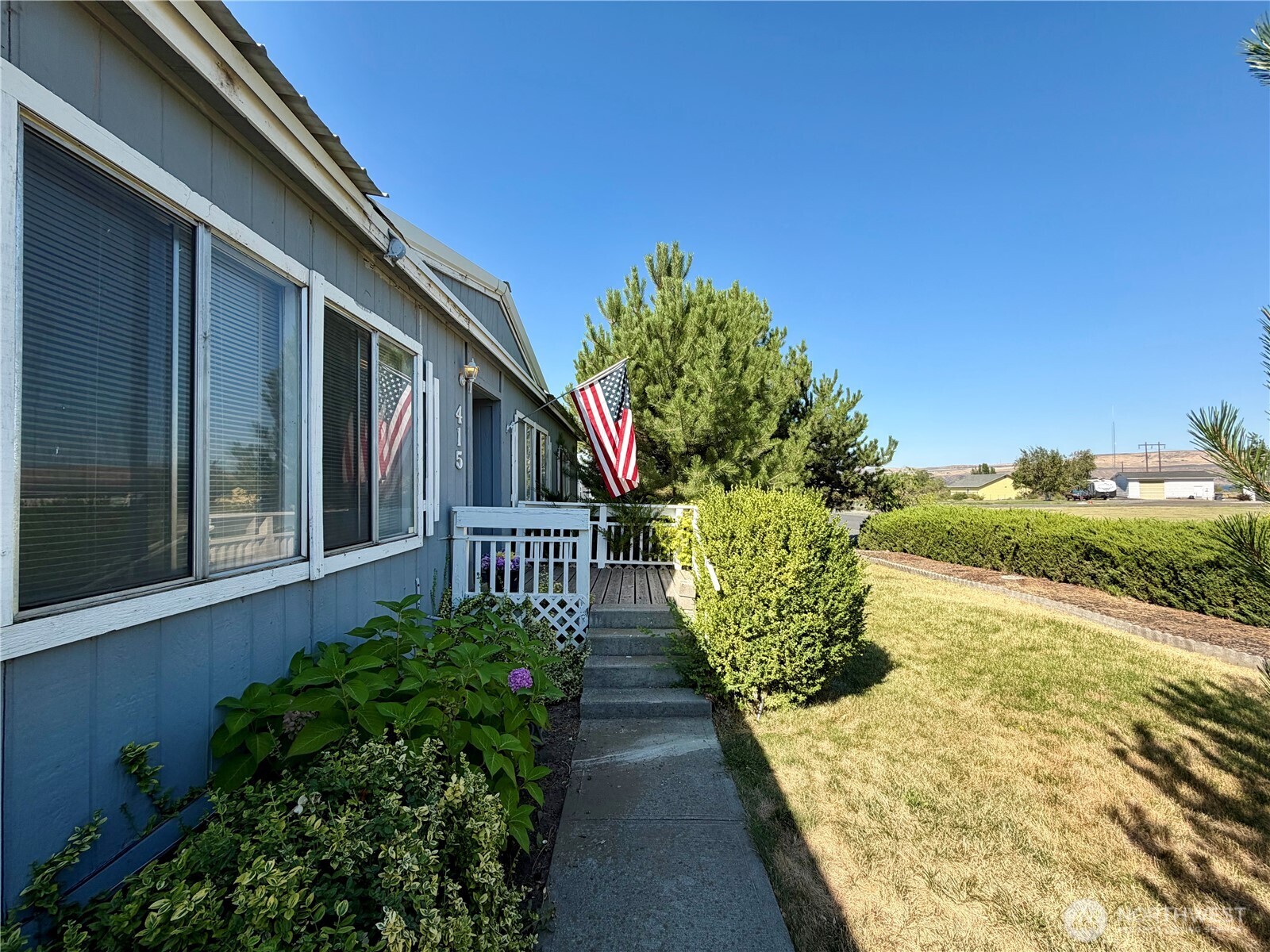 415 E Lewis Property Photo 4