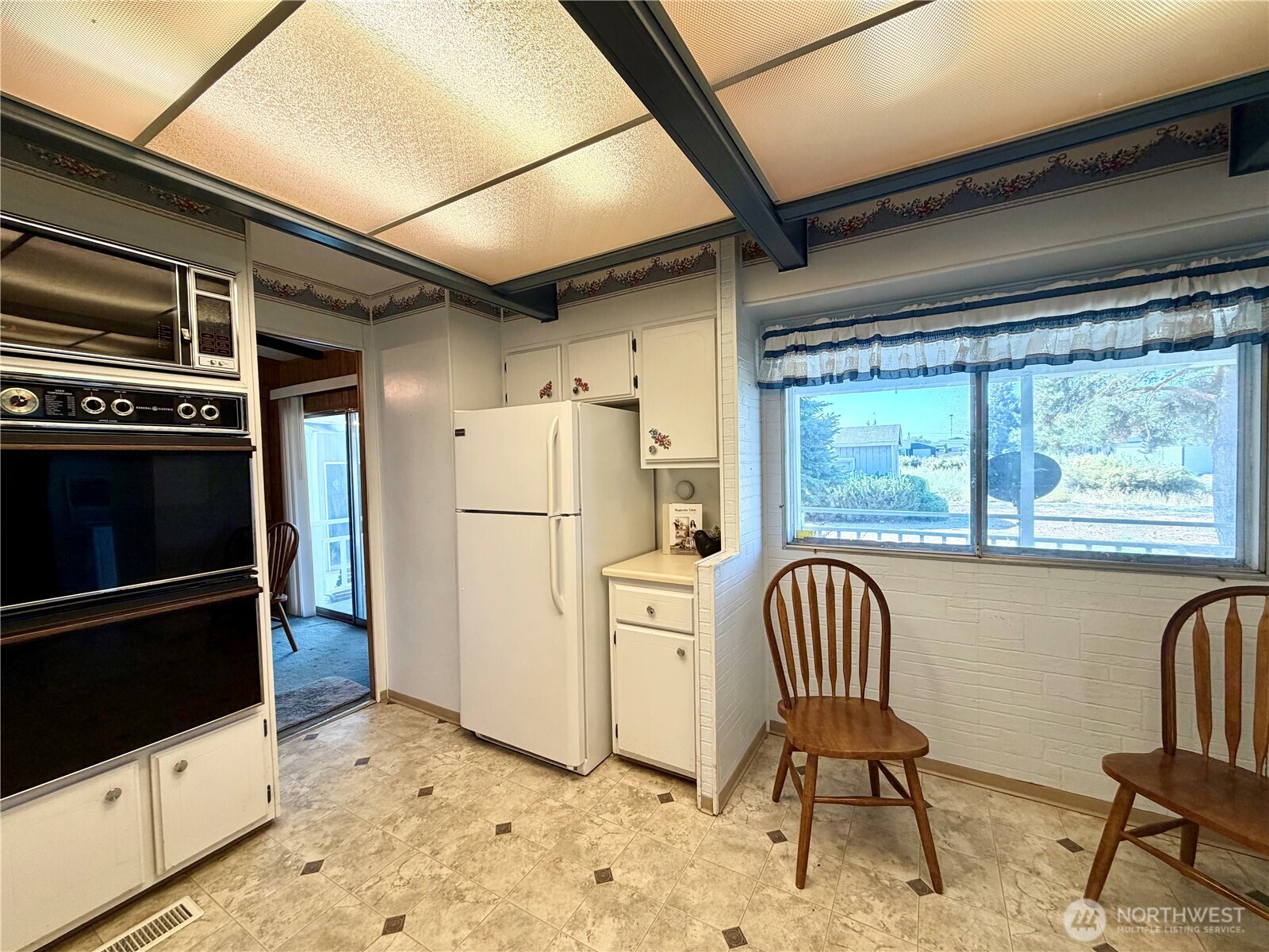 415 E Lewis Property Photo 19