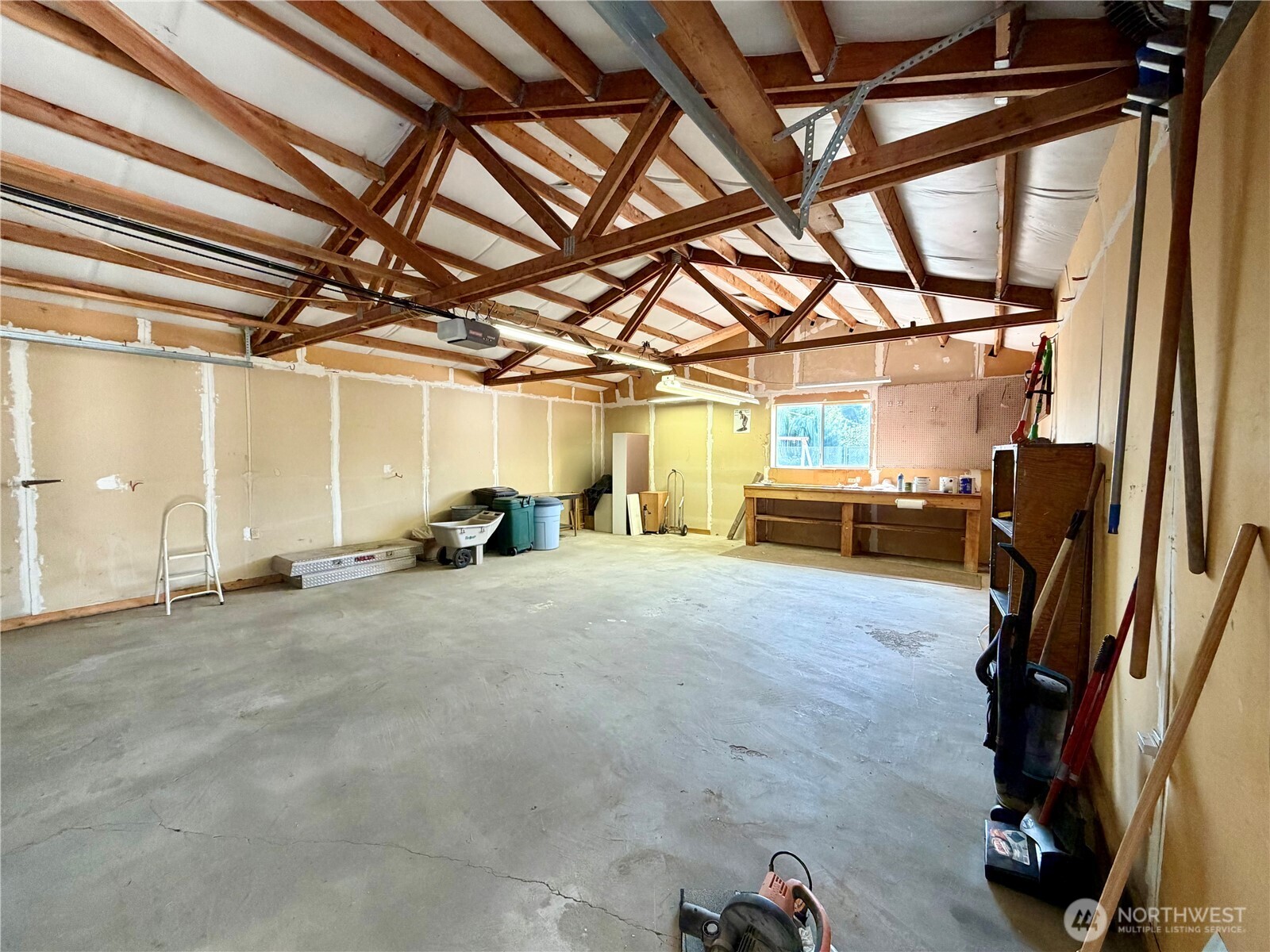 415 E Lewis Property Photo 31