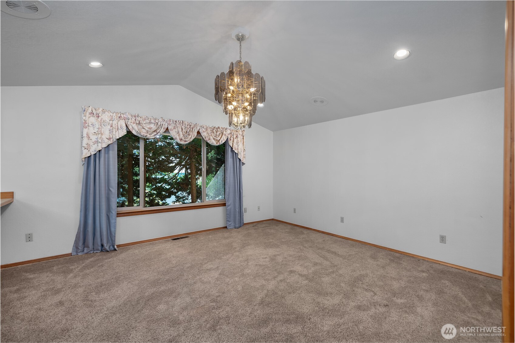 1617 Diamond Loop Property Photo 10
