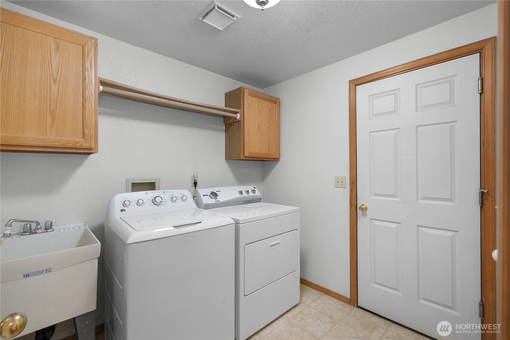 1617 Diamond Loop Property Photo 29