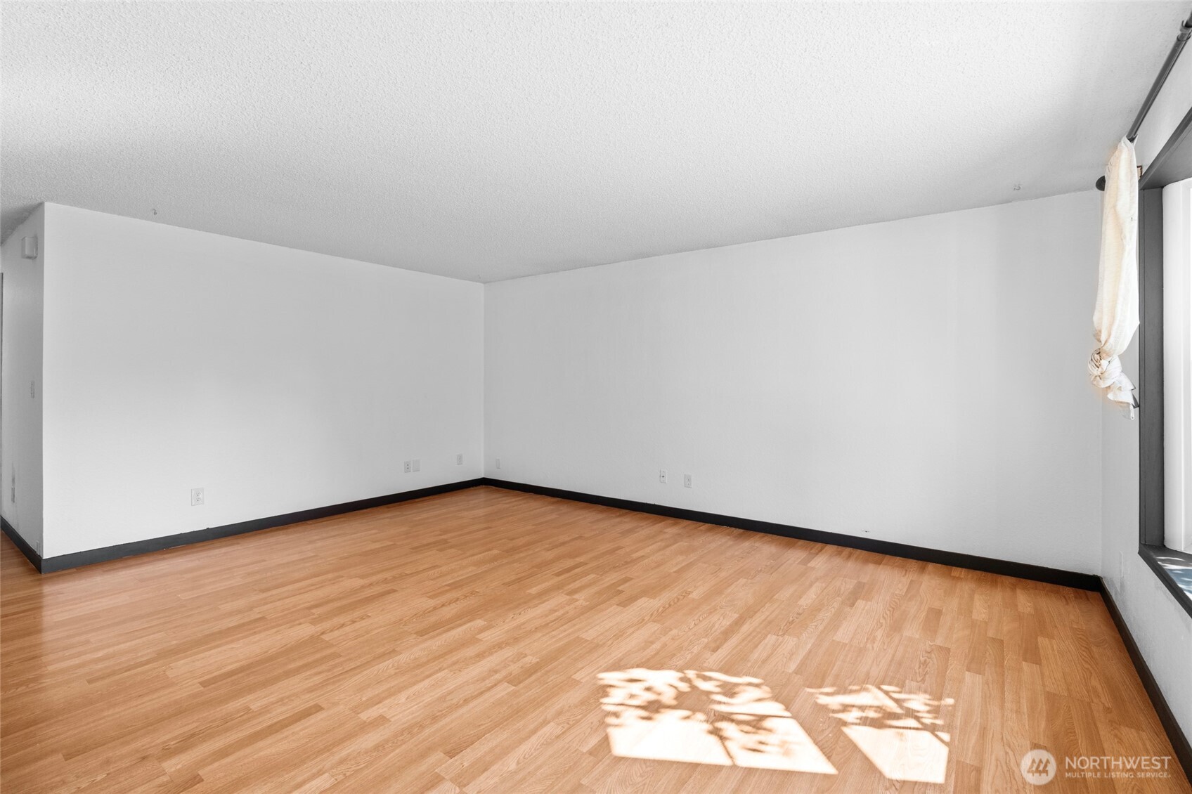 988 Ridgeway Drive Property Photo 3