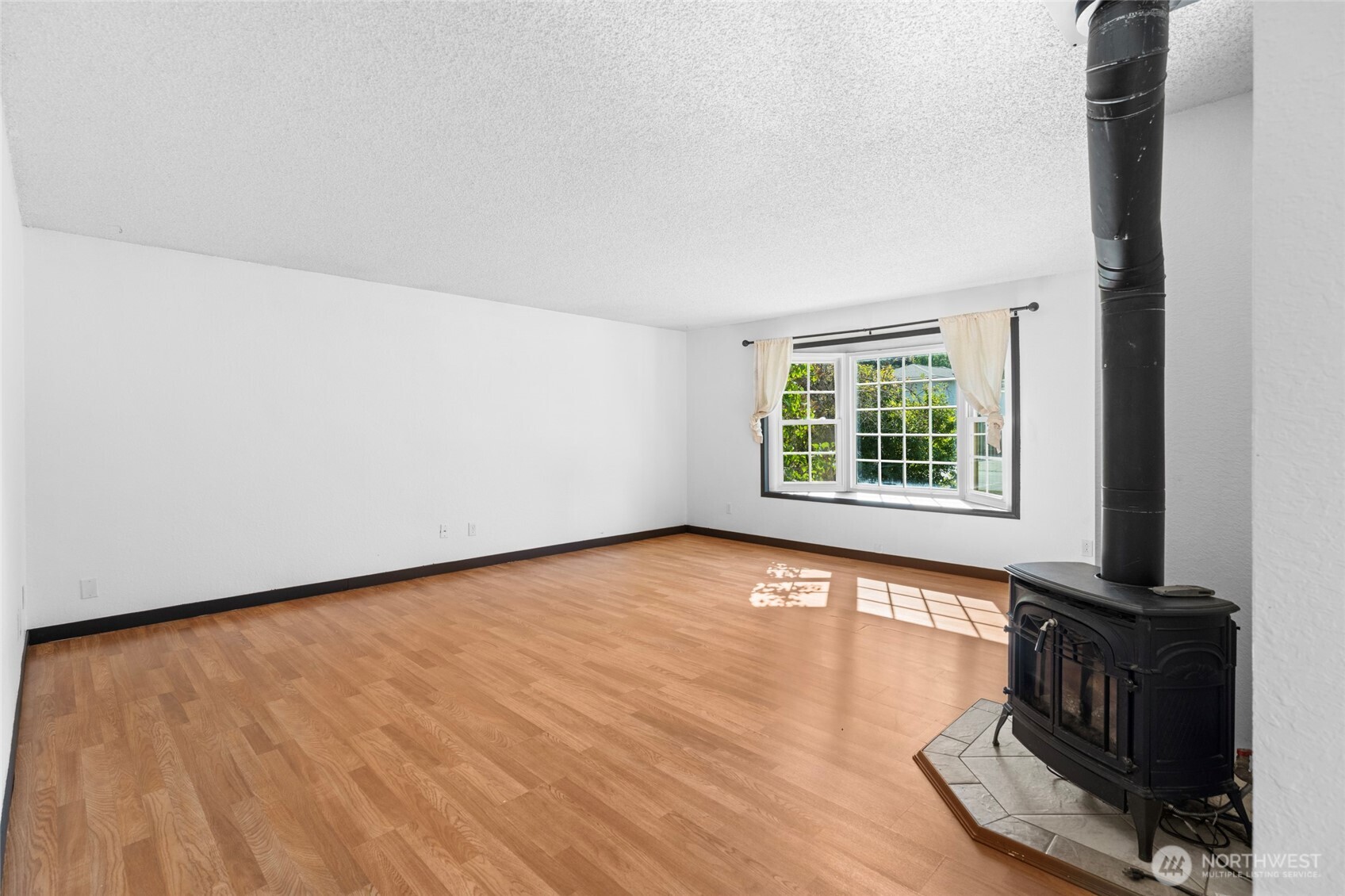 988 Ridgeway Drive Property Photo 8