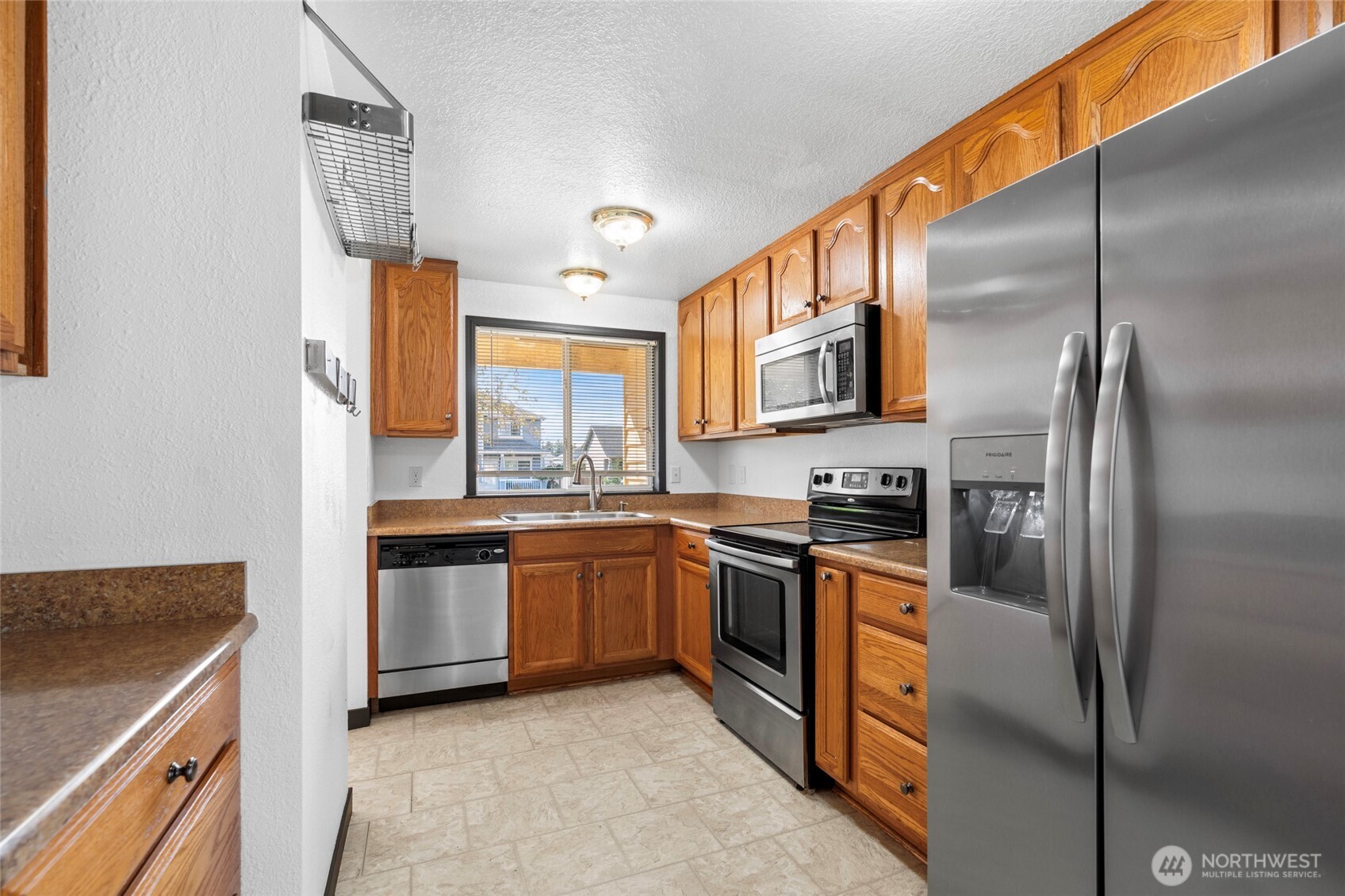 988 Ridgeway Drive Property Photo 12