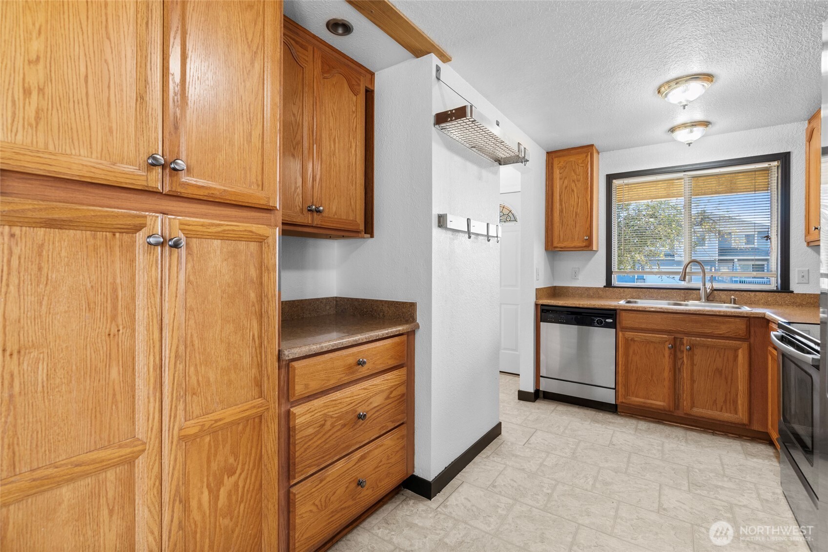988 Ridgeway Drive Property Photo 14