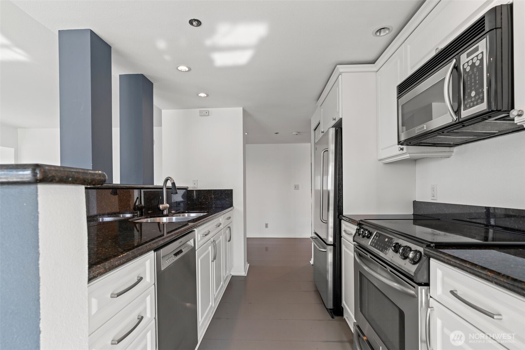121 Vine Street 1101 Property Photo 7