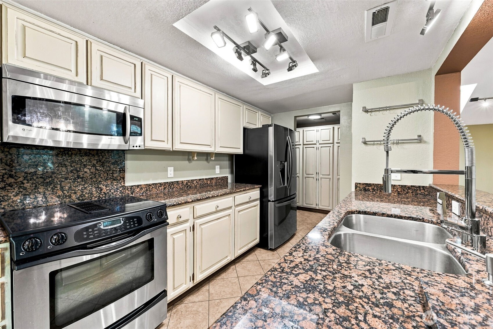 4048 Oxford Loop Property Photo 9
