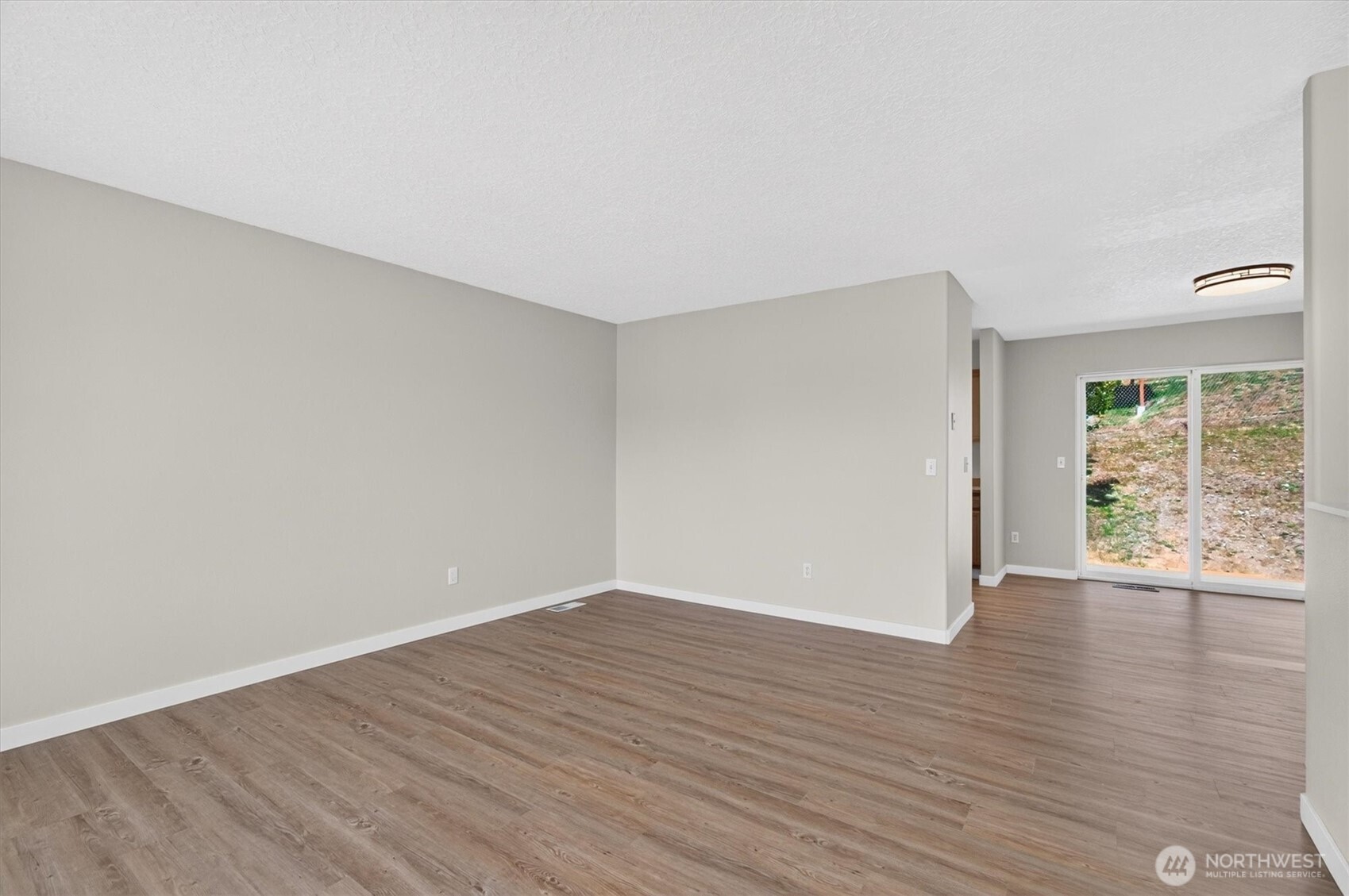2701 Glen More Street Property Photo 6