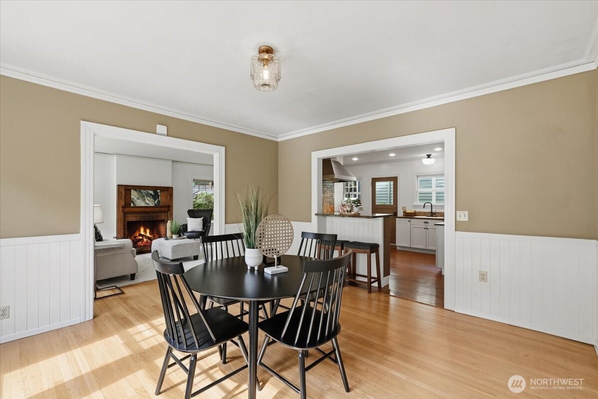 1828 Ne Ravenna Boulevard Property Photo 6