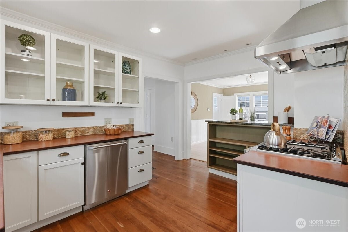 1828 Ne Ravenna Boulevard Property Photo 8
