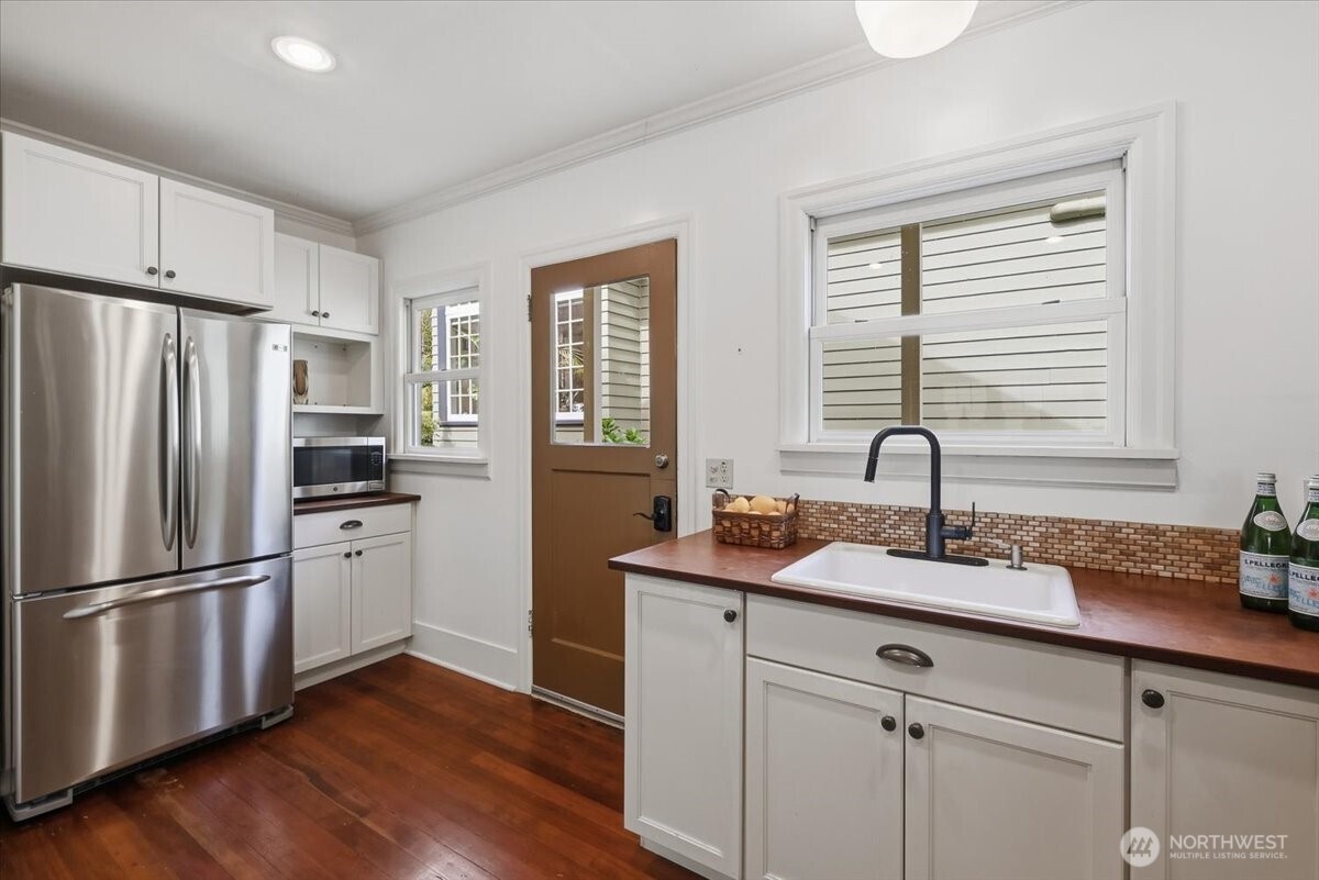 1828 Ne Ravenna Boulevard Property Photo 9