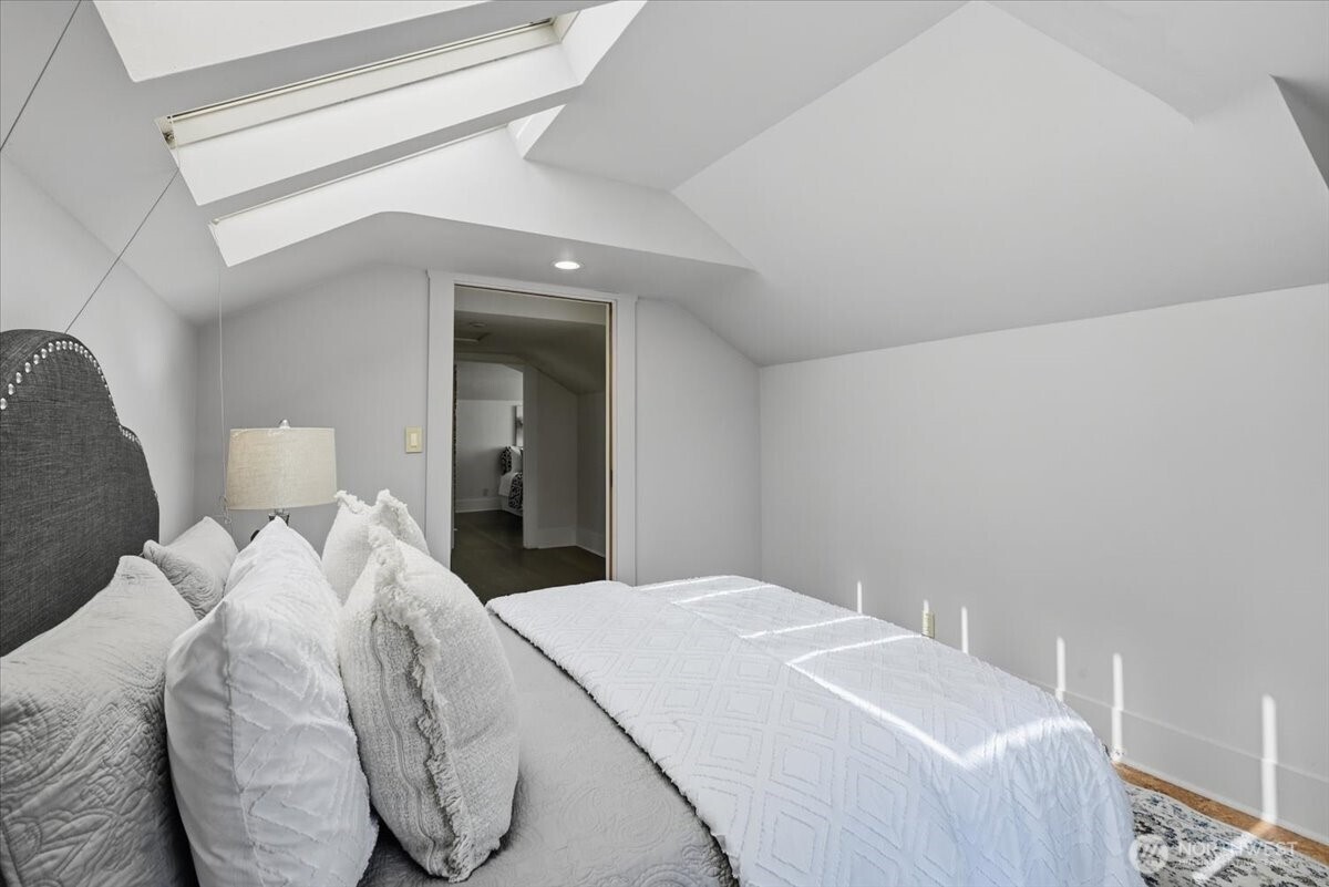 1828 Ne Ravenna Boulevard Property Photo 17