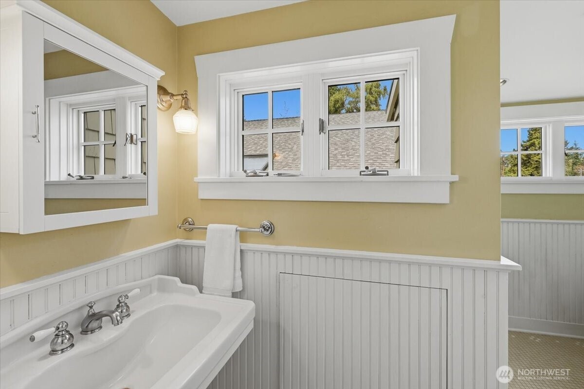 1828 Ne Ravenna Boulevard Property Photo 18