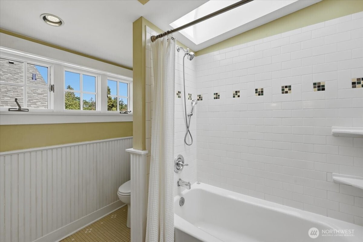 1828 Ne Ravenna Boulevard Property Photo 19