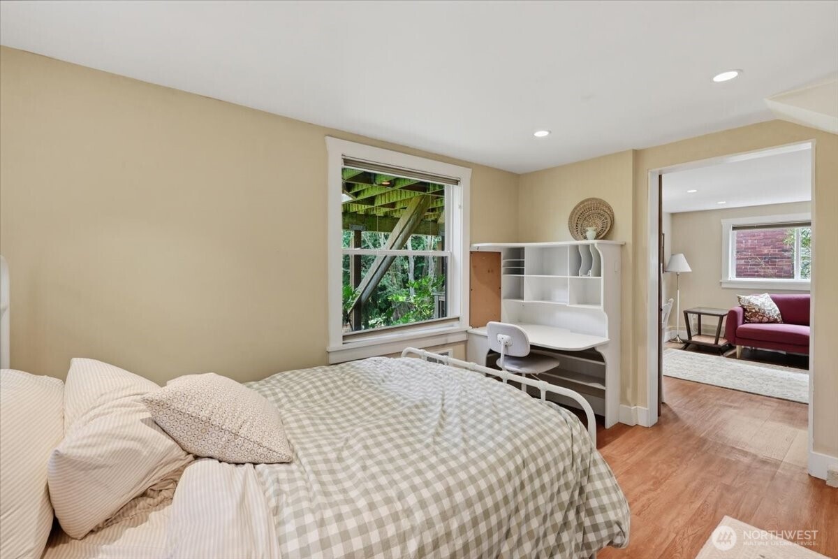 1828 Ne Ravenna Boulevard Property Photo 28