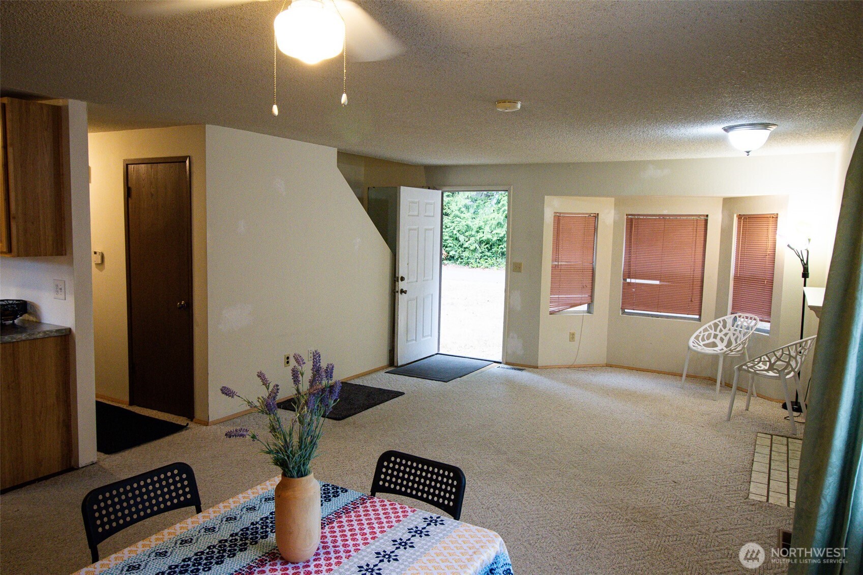 12940 Elm Avenue Property Photo 8