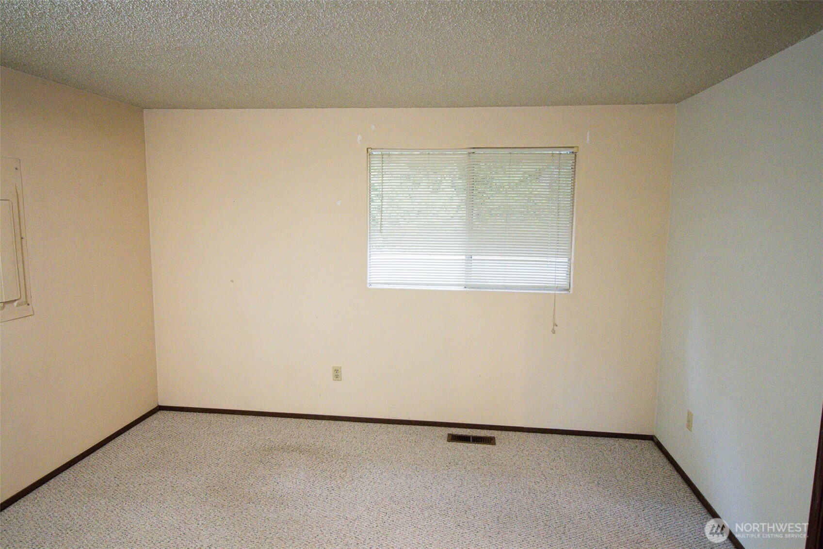 12940 Elm Avenue Property Photo 16