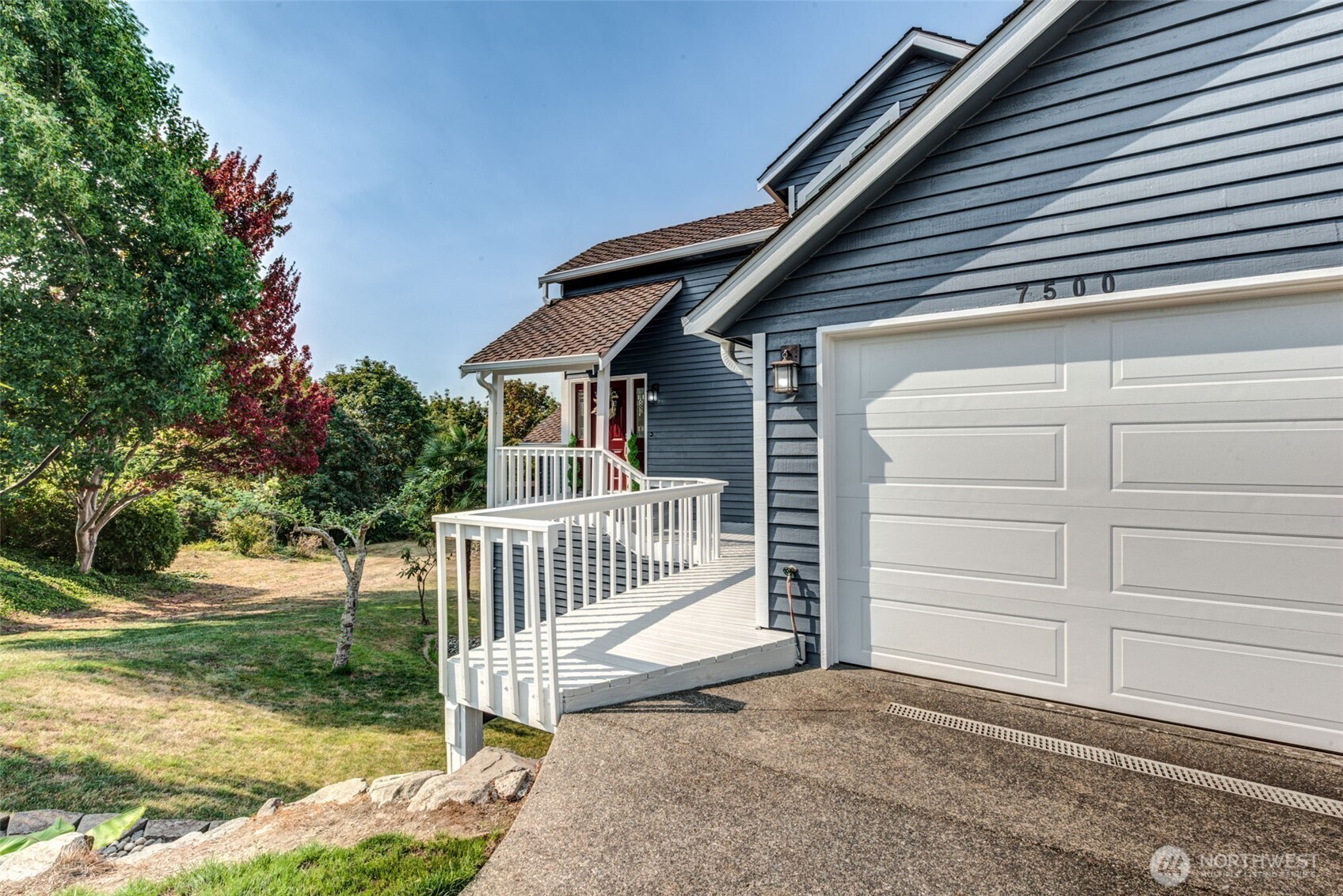 7500 76th Place Property Photo 4