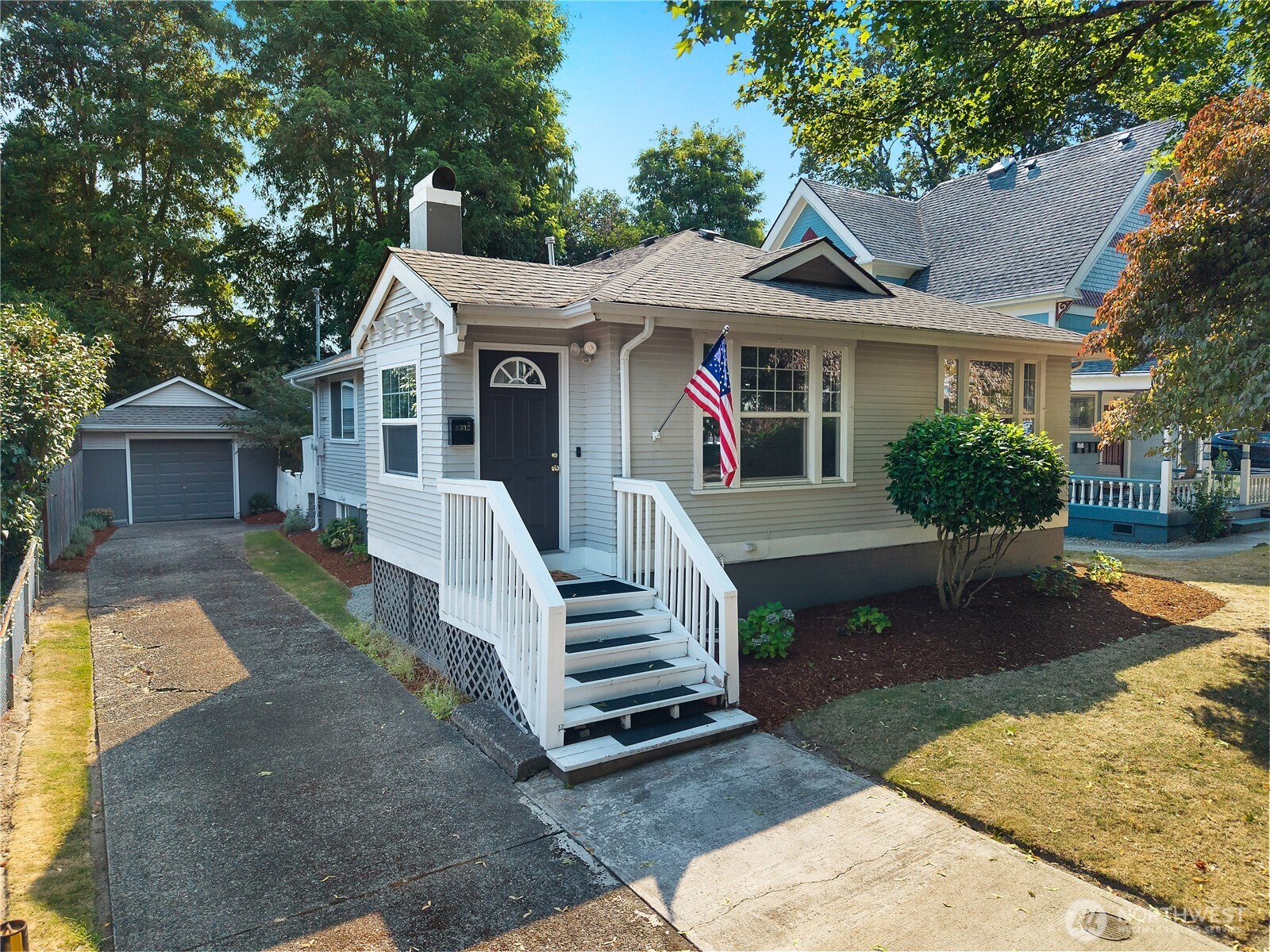 1612 Capitol Way Property Photo 1