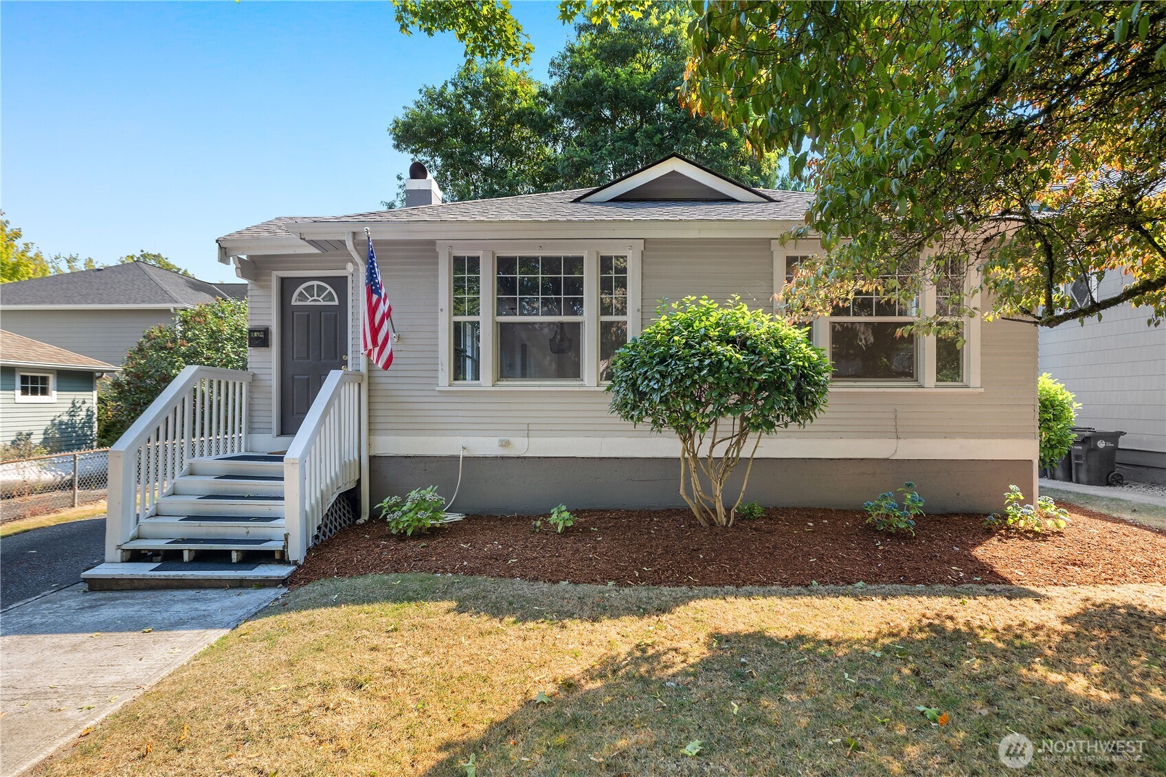 1612 Capitol Way Property Photo 2