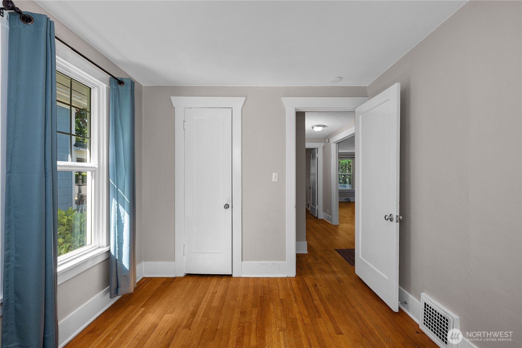 1612 Capitol Way Property Photo 8