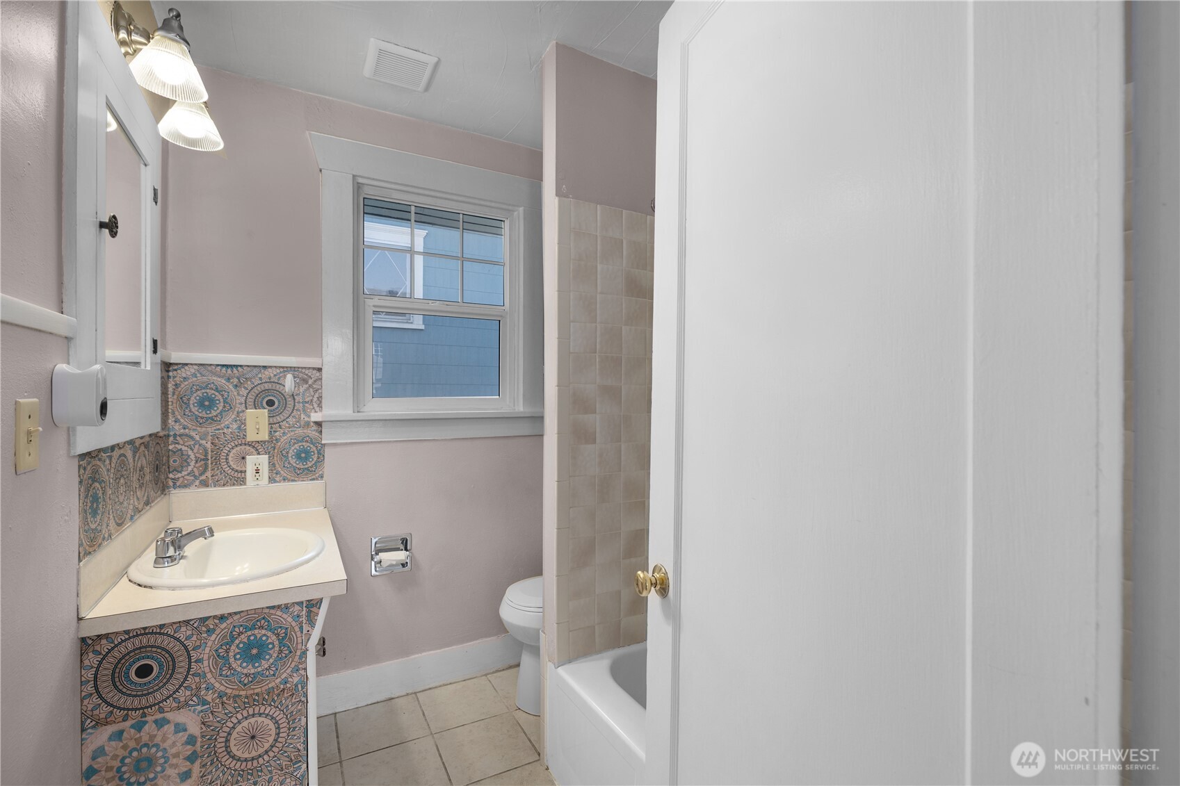 1612 Capitol Way Property Photo 9