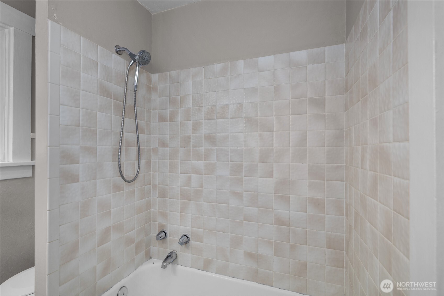 1612 Capitol Way Property Photo 10