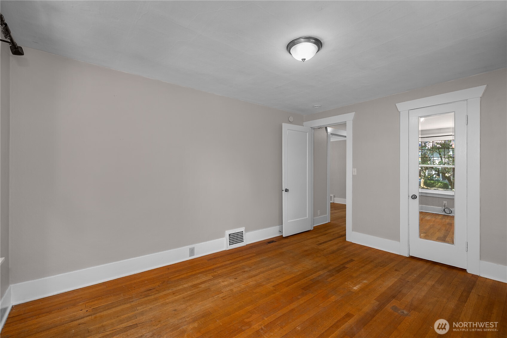1612 Capitol Way Property Photo 12