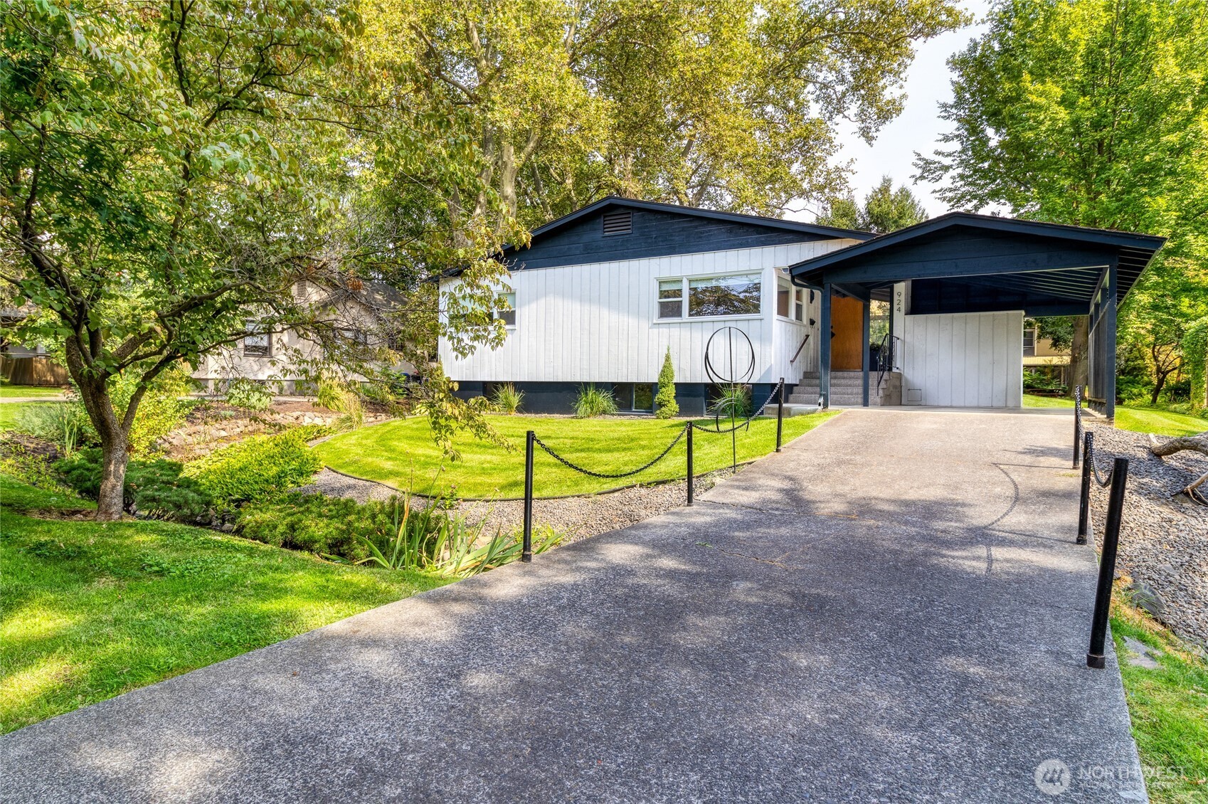 924 Bonnie Brae Street Property Photo 2