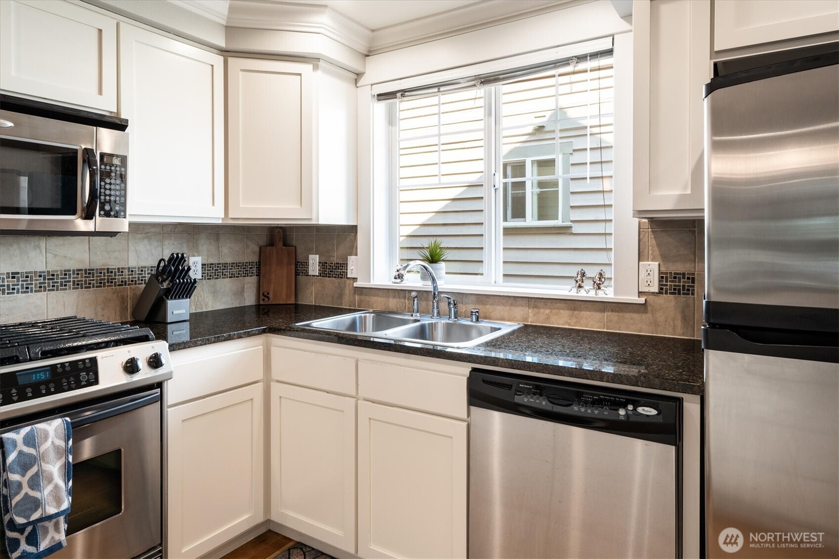 641 Nw Market Street A Property Photo 10