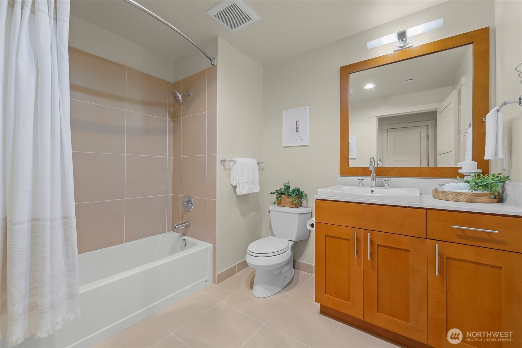 5204 N Bennett 305 Property Photo 8
