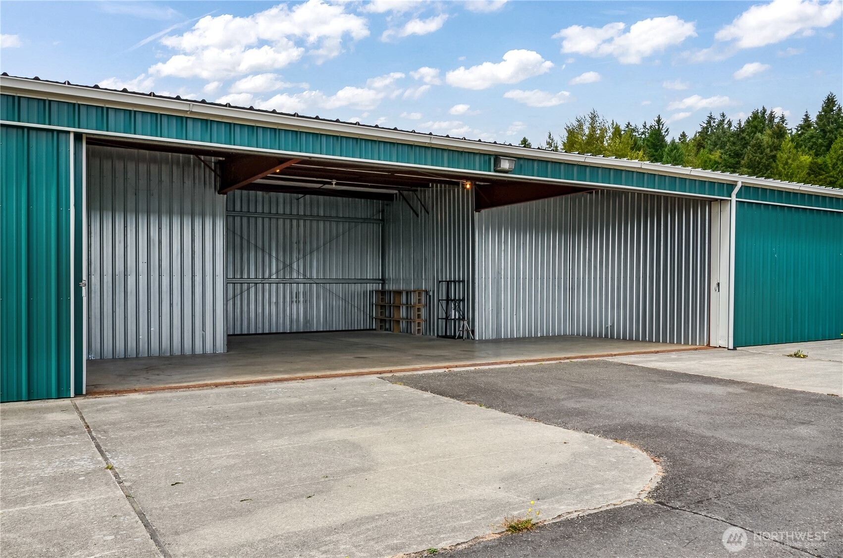 0 Sr20 - Hangar 2-b Property Photo 2