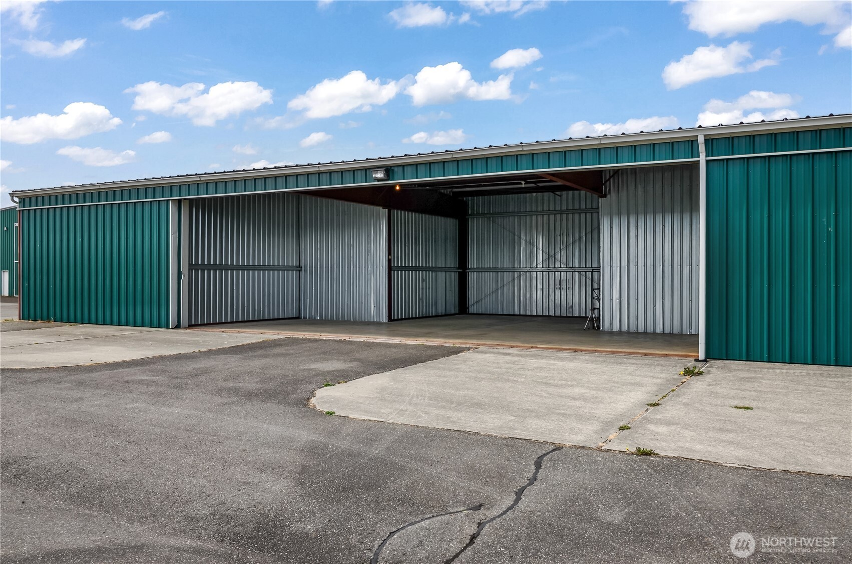 0 Sr20 - Hangar 2-b Property Photo 3