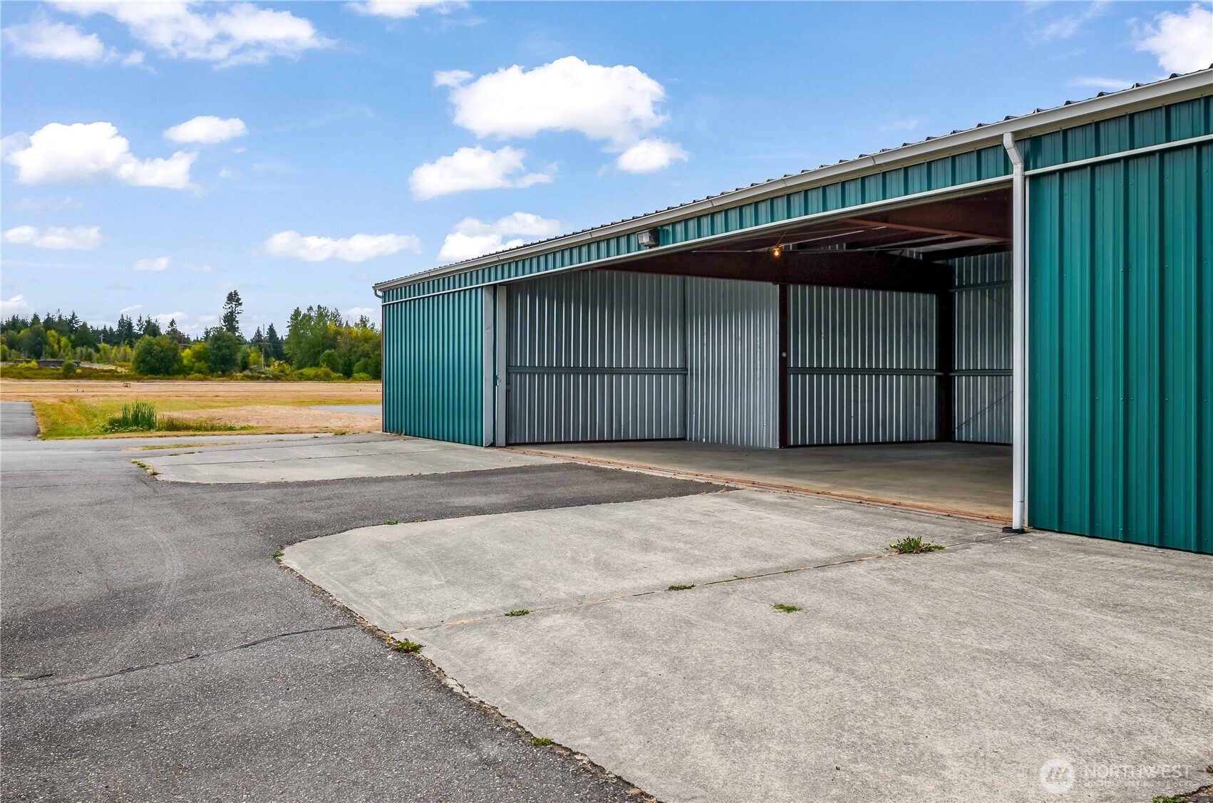 0 Sr20 - Hangar 2-b Property Photo 4