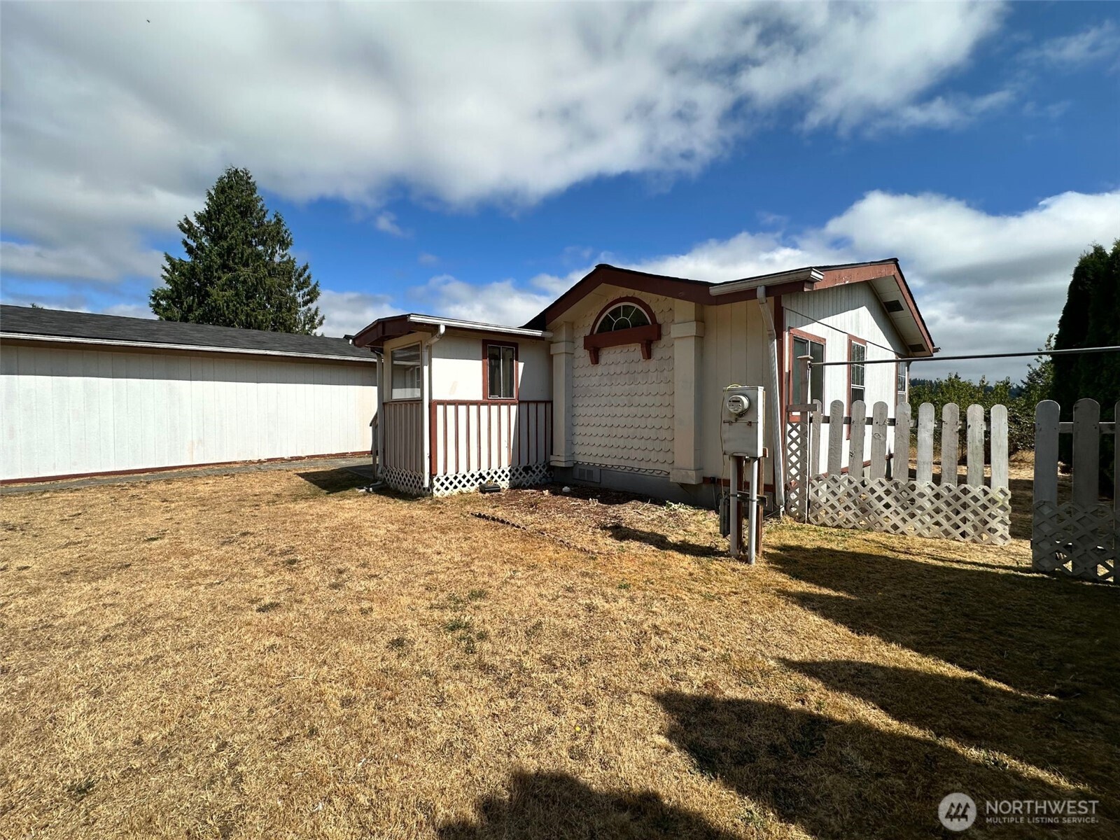 13613 Cedar Cir E Property Photo 3