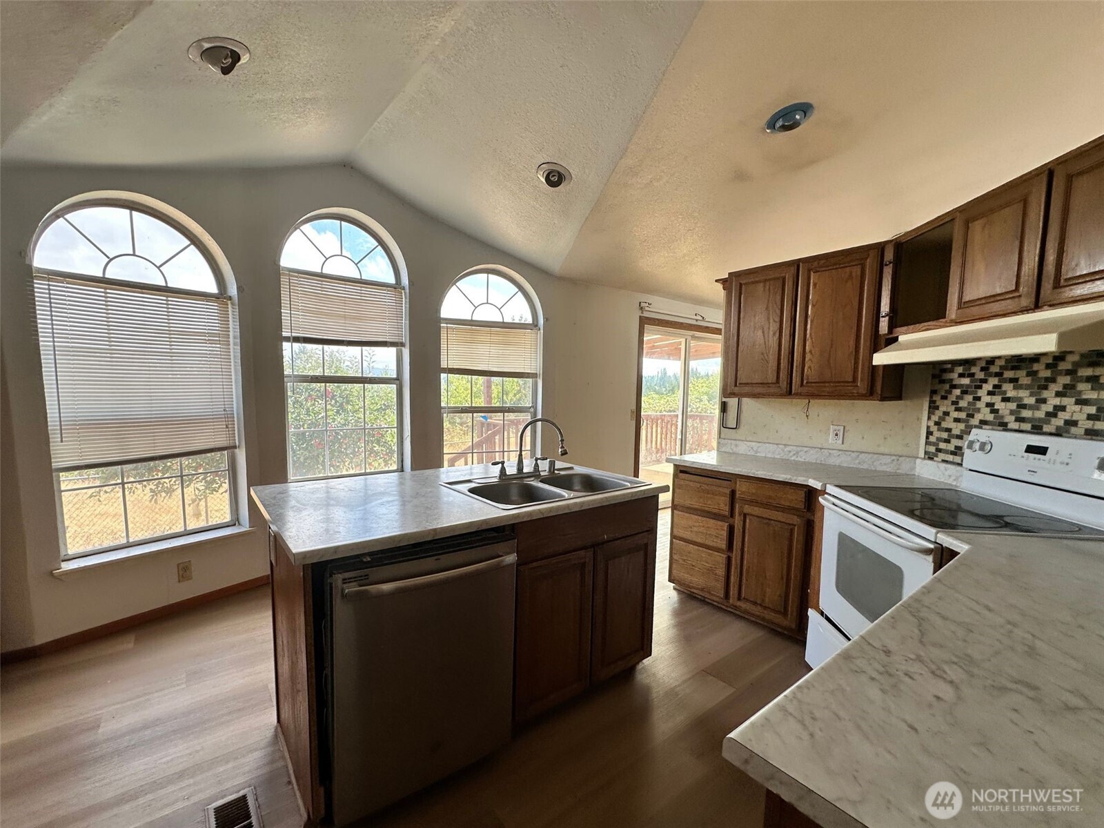 13613 Cedar Cir E Property Photo 9