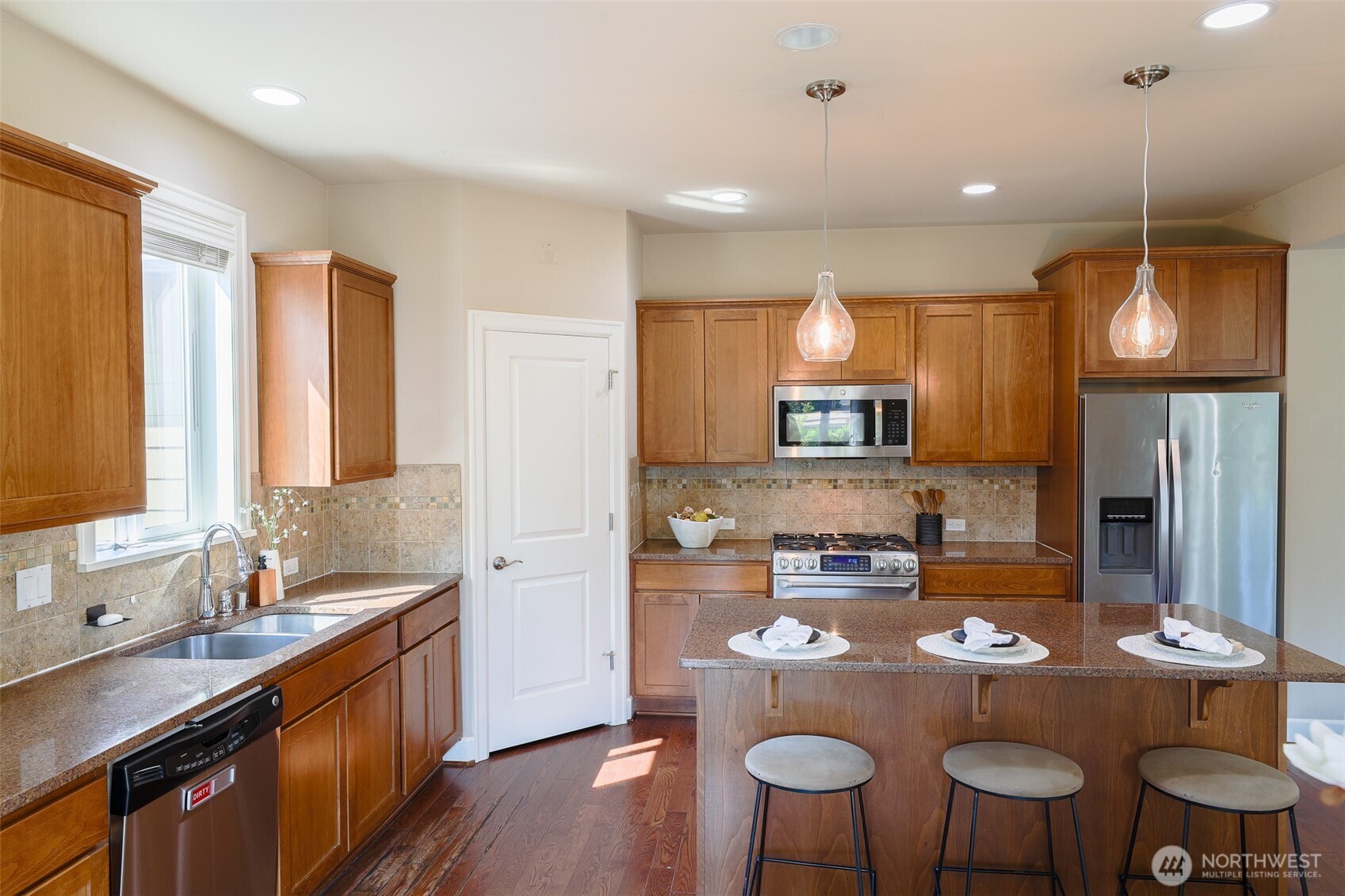 208 Ilwaco Place Property Photo 4