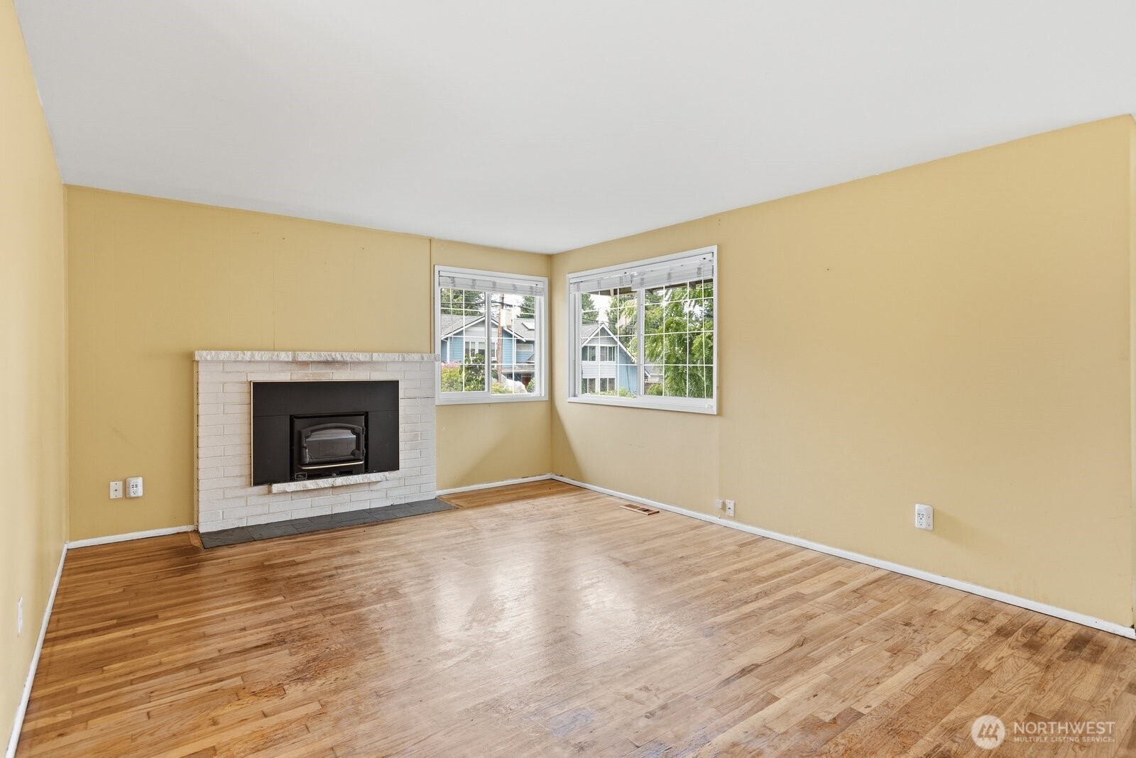15634 Ne 1st Place Property Photo 3