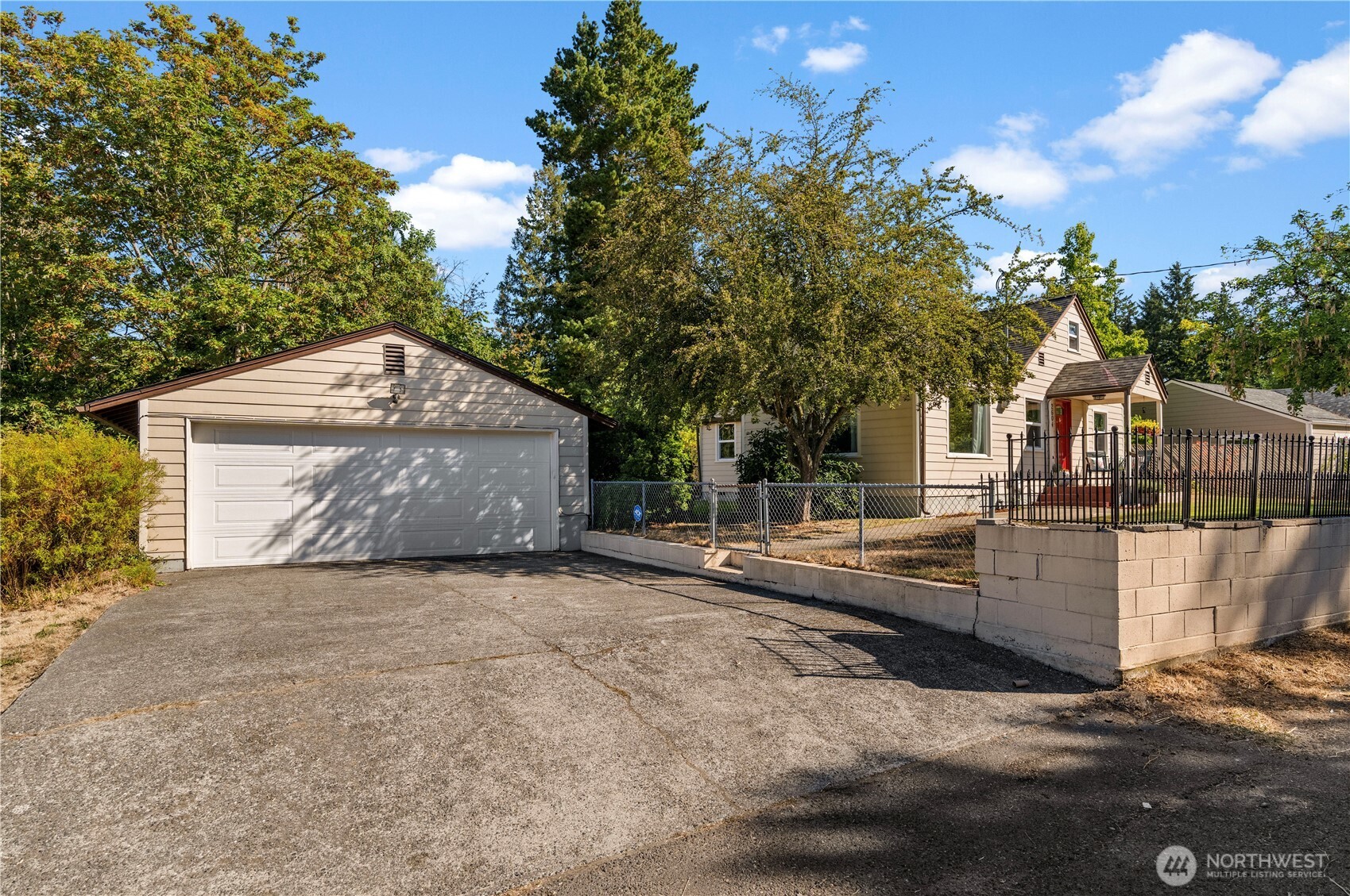 2604 Ne Denny Road Property Photo 3