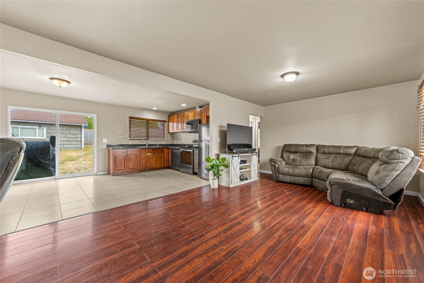 5911 S Thompson Avenue Property Photo 3