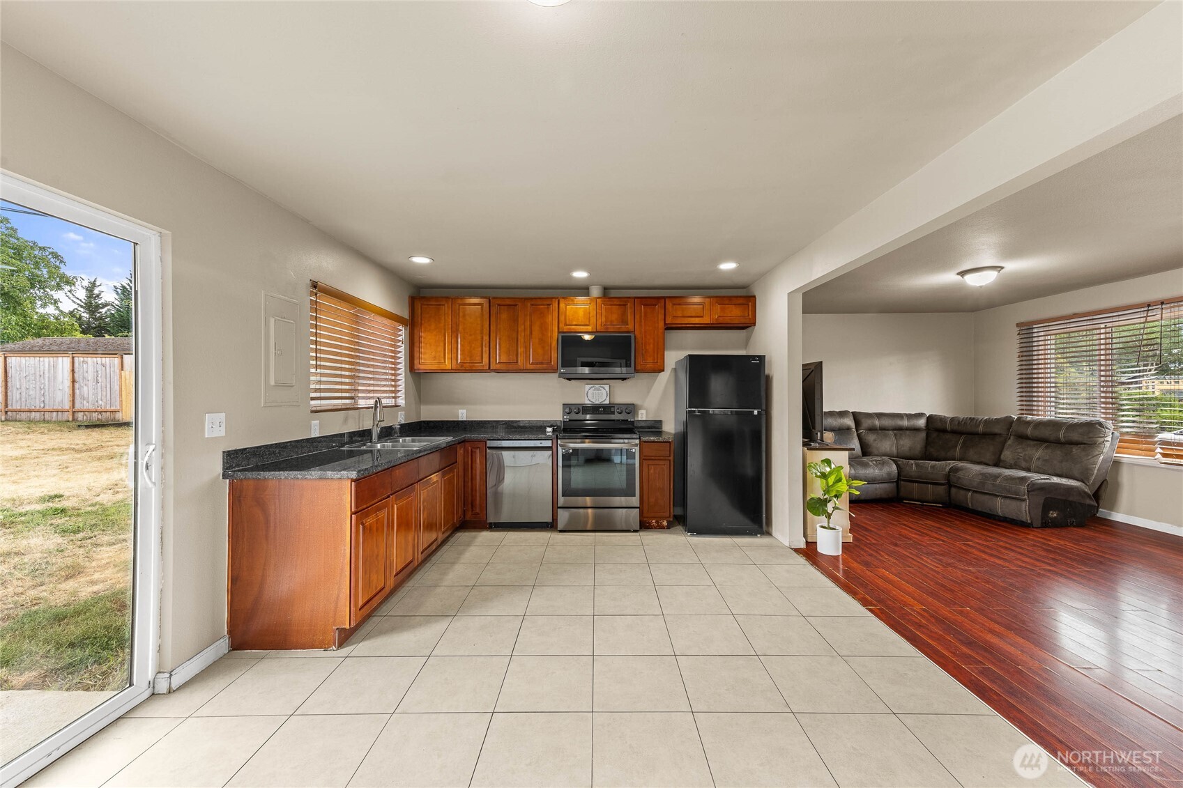 5911 S Thompson Avenue Property Photo 7
