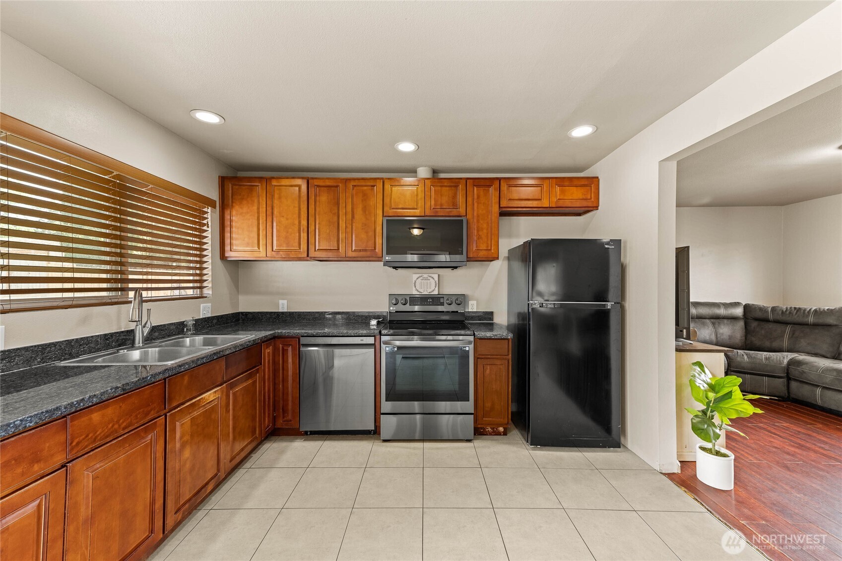 5911 S Thompson Avenue Property Photo 8